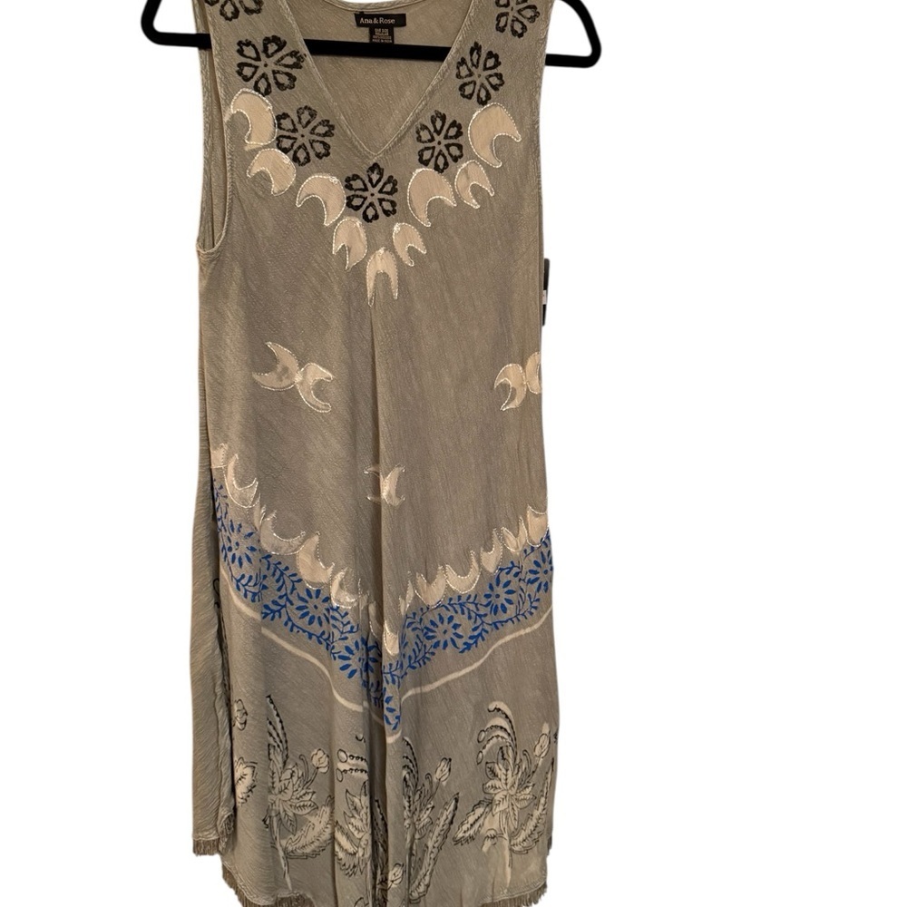 Chic Sleeveless Gray Maxi Dress with Blue Details - Picture 2 of 7